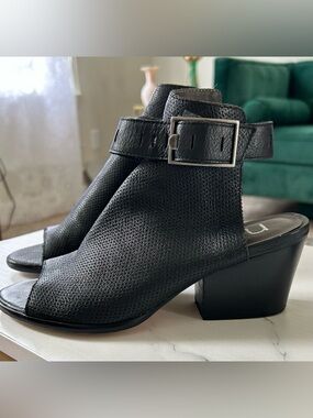 Nicole block heeled open toed sandal
Size 6.5